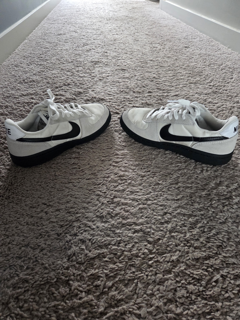 Nike White and Black Kids Low-Top Sneakers